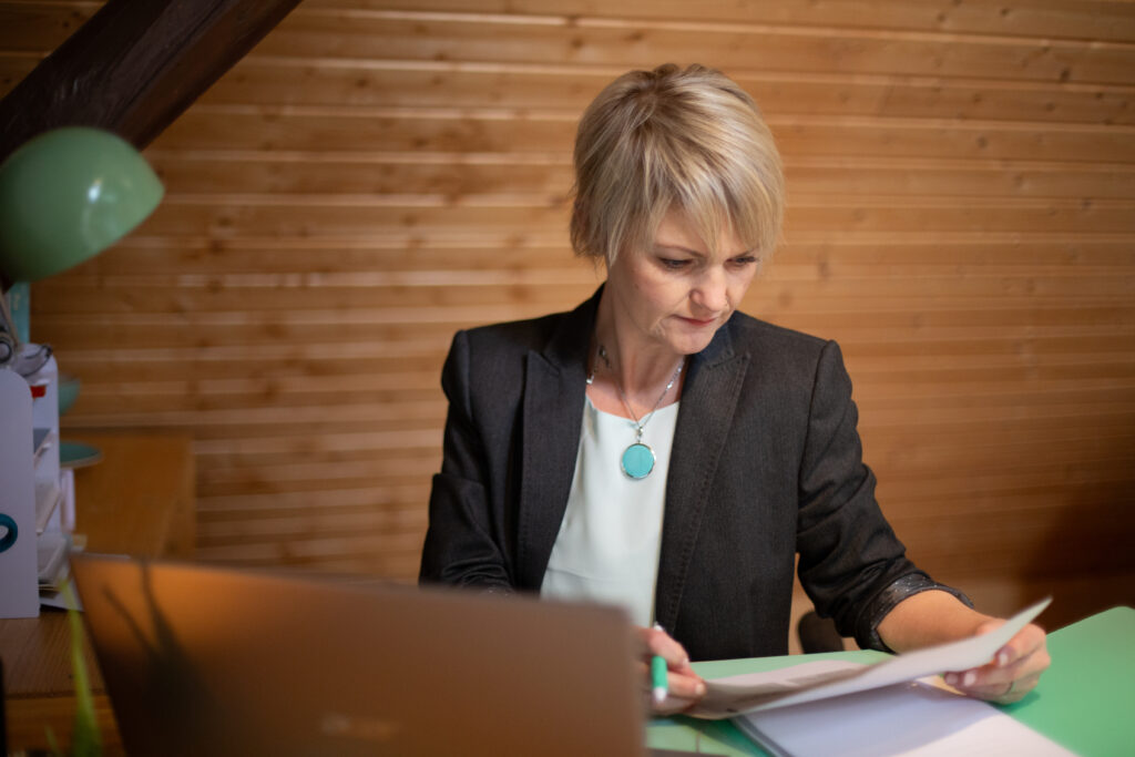 Sandra Kirsch am Schreibtisch mit Unterlagen für ein Seminar