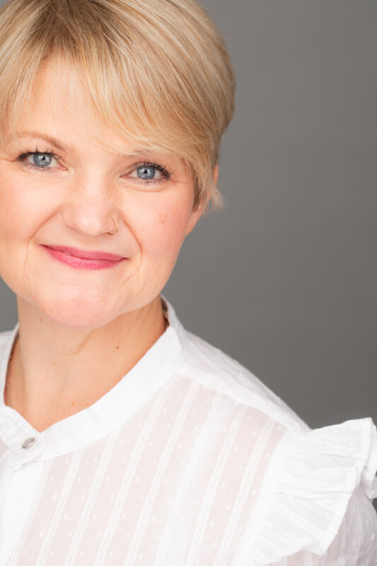 Sandra Kirsch, Coach und Supervision, lächelnd in die Kamera schauend